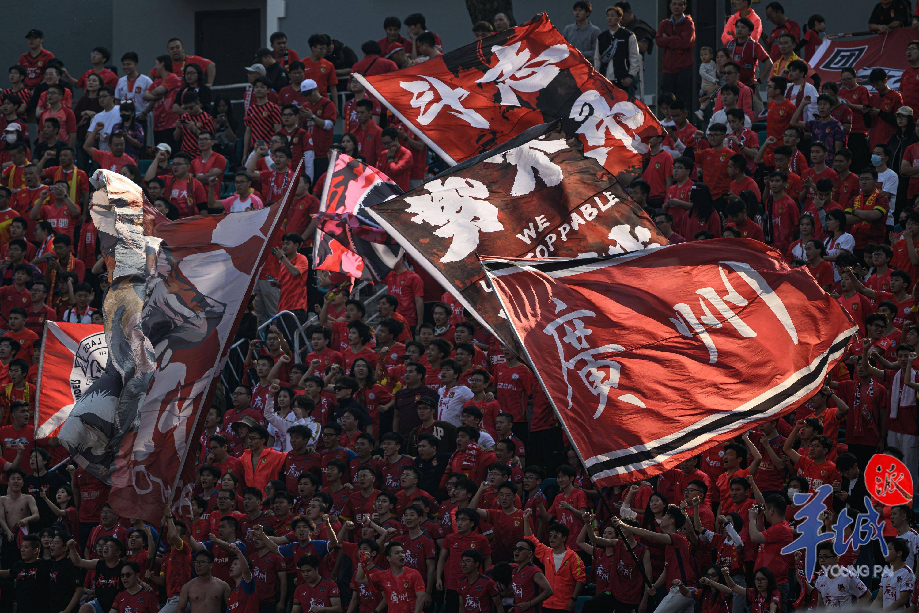 -球队展现团结一致，以团队精神战胜对手的简单介绍