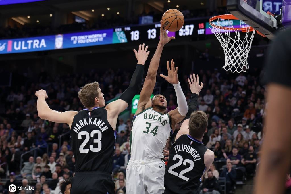 -雄鹿B队爆冷波兰男篮，麦科勒姆送出助攻